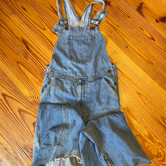 Vintage Levi’s Overalls - Picture 2 of 10